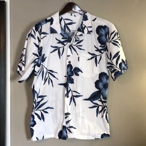Men’s button-up tropical shirt